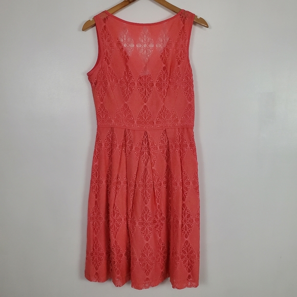 Maggy London Dresses & Skirts - Maggy London lace top sleeveless dress